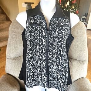 D&D LifeStyle Petites B/W Faux Leather Trim Full Zip Sleeveless Vest Siz…